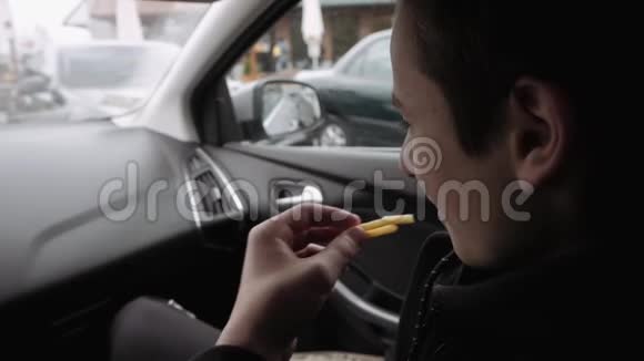 青少年坐在车里吃薯条视频的预览图