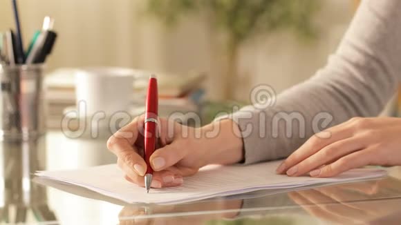 女人在家里的书桌上填表格视频的预览图