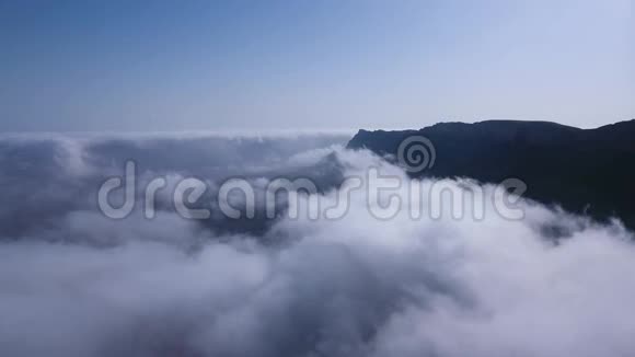 首都Drone雾中云动阿曼萨拉拉秋季的鸟瞰图视频的预览图
