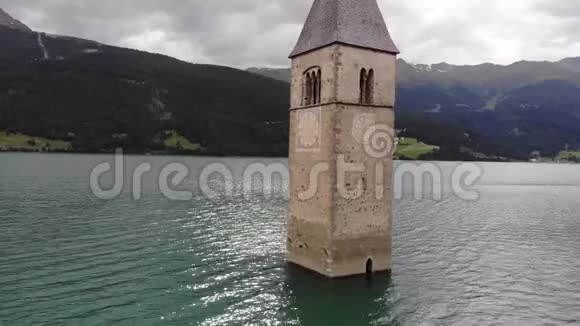 意大利里西亚湖的教堂钟楼视频的预览图