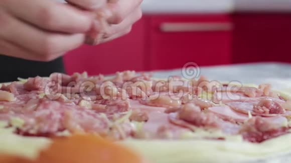 男人的手把鸡胸肉放在披萨面团上视频的预览图