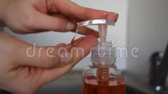女性白种人使用洗手液凝胶泵配药器视频的预览图