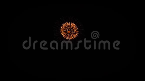 美丽的烟花爆炸表演在夜空动画与绿色屏幕视频的预览图