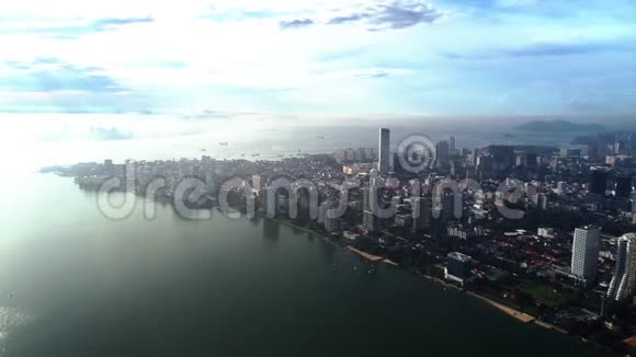 从无人机拍摄的马来西亚槟城乔治城的空中镜头视频的预览图