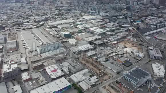 洛杉矶仓库区缓缓倾斜露出洛杉矶市中心的天际线视频的预览图