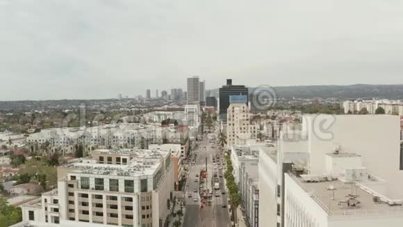 机场飞越威尔郡大道靠近街道和建筑物在洛杉矶加利福尼亚州视频的预览图