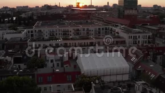 飞机飞越德国柏林在美丽的日落阳光和亚历山大广场电视塔和奥斯特巴恩霍夫的视野视频的预览图
