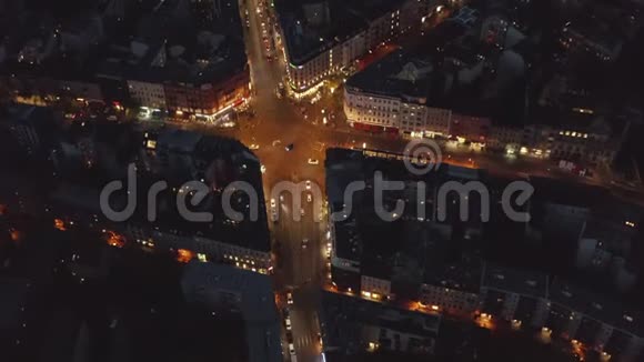奥地利德国柏林附近的鸟瞰晚上交叉路口街道交通灯发光视频的预览图