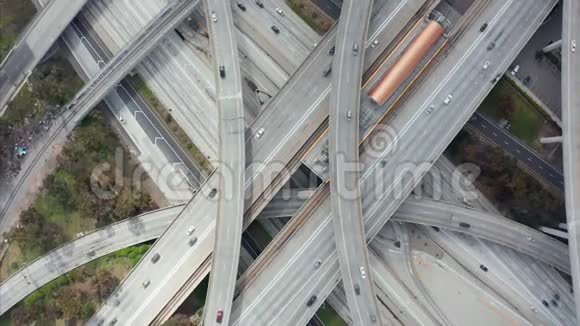 阿雷亚尔壮观的头顶上的镜头上升在普雷格森法官高速公路上显示了多条道路桥梁高架桥与视频的预览图