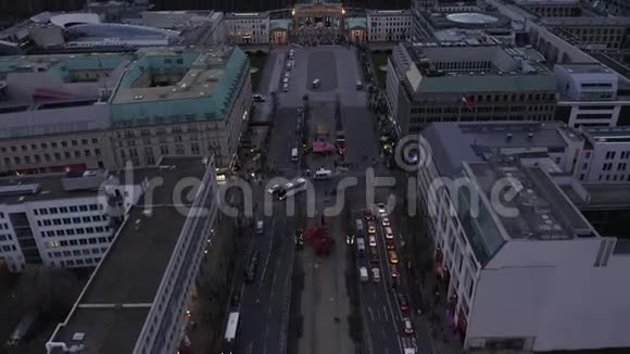 德国柏林日落时的布兰登伯格托的慢镜头视频的预览图