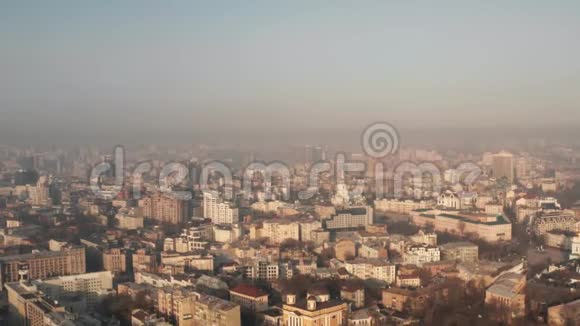 黎明时分基辅城市景观的空中俯视着烟雾视频的预览图