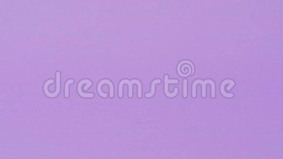 平板在紫色背景上滚动视频的预览图