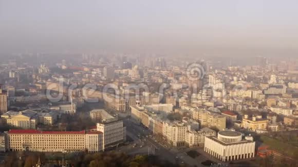 从空中俯瞰日出时烟雾弥漫的城市景观视频的预览图