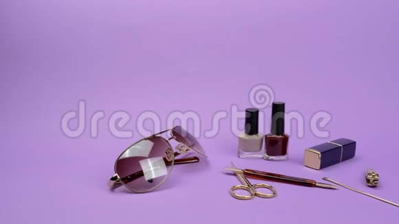 女性的配件和指甲配件的紫色背景视频的预览图