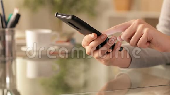 女人用手打电话视频的预览图