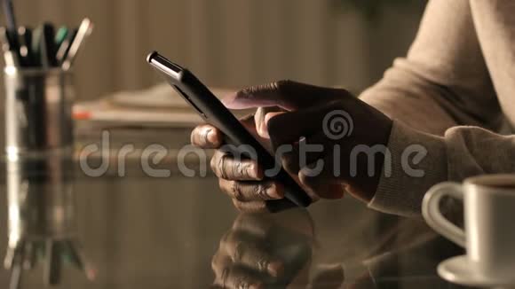 黑人在家里晚上用智能手机视频的预览图