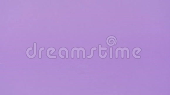 圆形平板在紫色背景上滚动视频的预览图