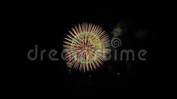 美丽的烟花爆炸表演在夜空动画与绿色屏幕视频的预览图