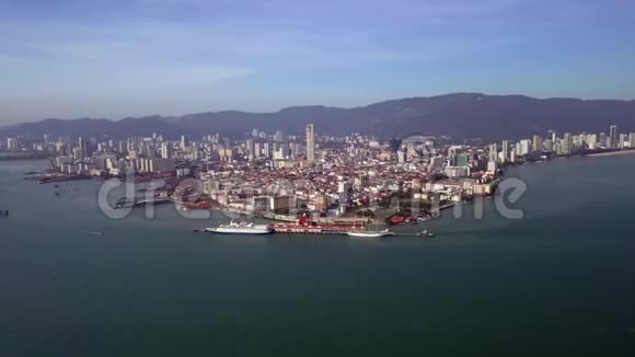 超高垂空中清晰和风的乔治敦市槟城岛马来西亚视频的预览图
