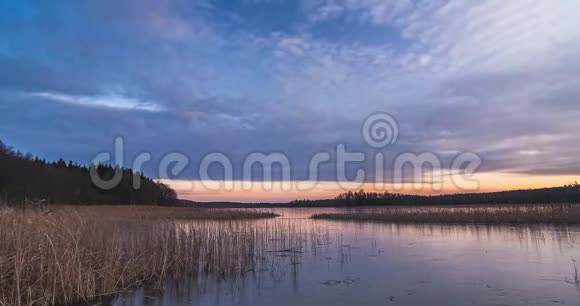日落时分在天然冰冻的湖面上宁静的景色视频的预览图