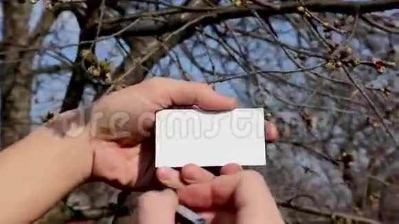 在手握着的白牌上写Covid19字视频的预览图
