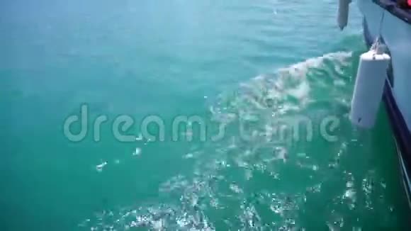 一艘游艇在马纳夫加特河上航行视频的预览图