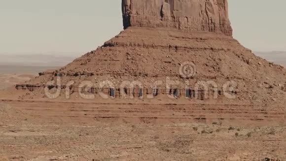 纪念碑河谷地区红色粉砂岩形成的西部Butte洛基山脉视频的预览图