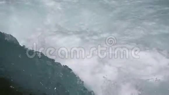 一股强大的水流高速流动视频的预览图