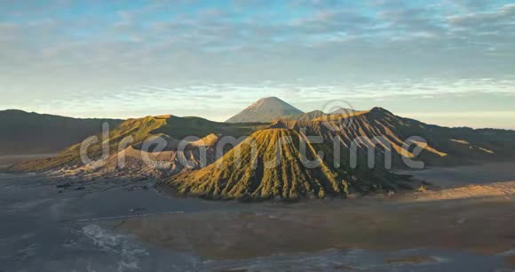 Bromo火山和TenggerMassif的全景时间推移视频的预览图