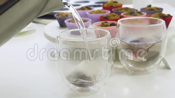一杯茶和麸皮松饼贴在桌子上视频的预览图