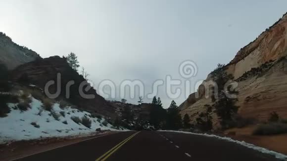 汽车在锡安国家公园的道路上行驶美国犹他州视频的预览图