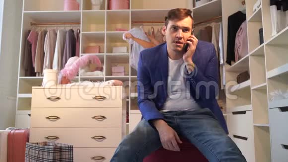 年轻的帅哥坐在更衣室等女人愤怒的男性反驳他的女性不能视频的预览图