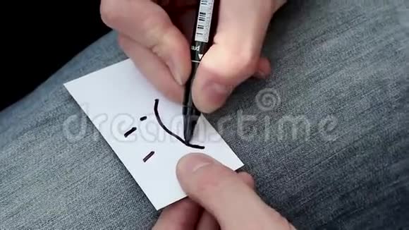 非常悲伤的微笑表情卡手中书写视频的预览图