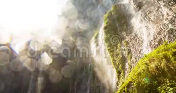 印度尼西亚爪哇热带污水瀑布时间推移视频的预览图