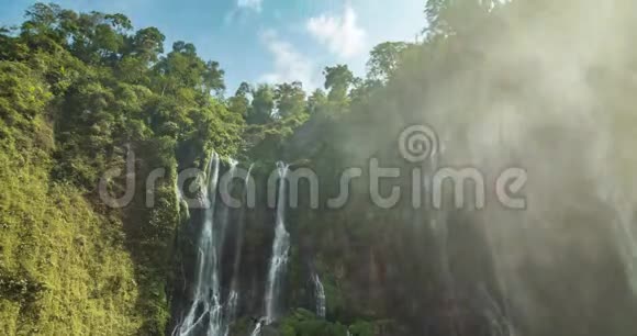 印度尼西亚爪哇热带污水瀑布时间推移视频的预览图