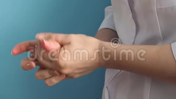 一个穿白色外套的医生用抗菌凝胶消毒他的手预防微生物和病毒的概念视频的预览图