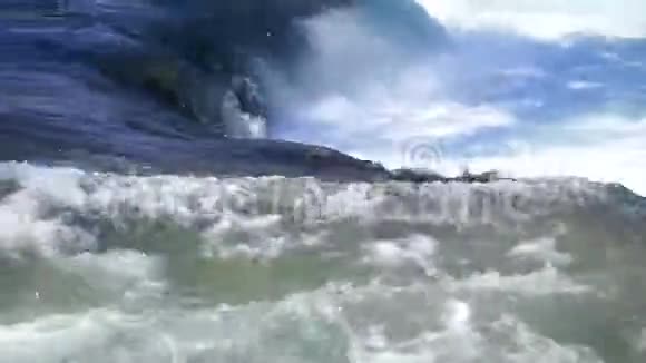 一股强大的水流高速流动视频的预览图