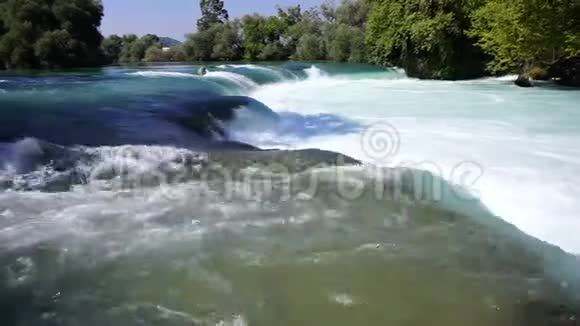 土耳其附近地区马纳夫加特河上的瀑布视频的预览图