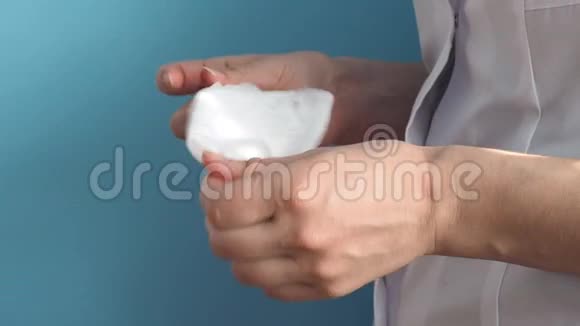 穿白色外套的医生用抗菌布消毒他的手预防微生物和病毒的概念视频的预览图