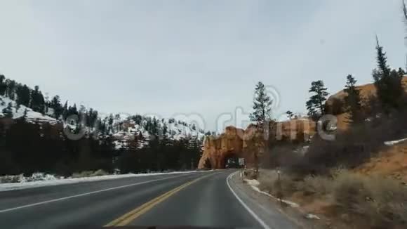 在冬天的时候开车穿过红峡谷美国犹他州视频的预览图