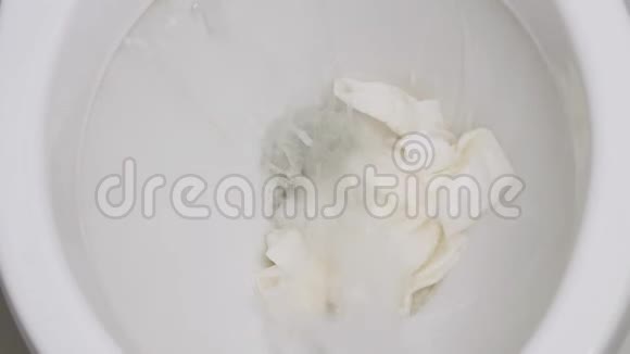 清洗和消毒马桶座垫水冲洗卫生纸视频的预览图