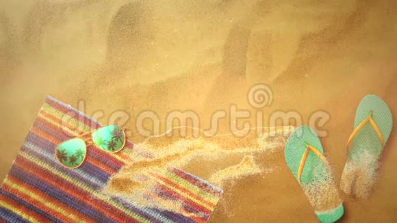 带凉鞋和太阳镜的沙滩特写夏季背景视频的预览图