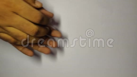 用无水酒精为基础的手消毒剂消毒凝胶清洁手印度男性手冠状病毒预防方法视频的预览图