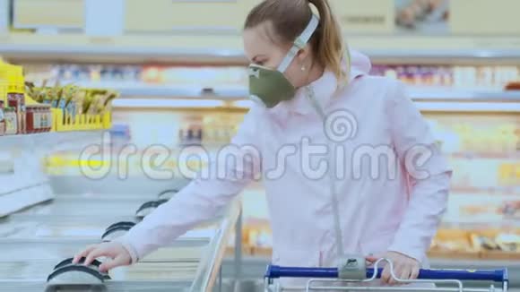 戴防护面罩的女孩在超市精心挑选产品检疫冠状病毒安全措施视频的预览图