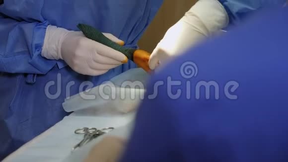 兽医诊所狗爪子上的手术视频的预览图