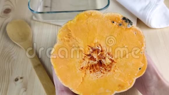 烂橙南瓜南瓜品种的切块与模具炒菜有机垃圾危险的丑陋食物特写视频的预览图