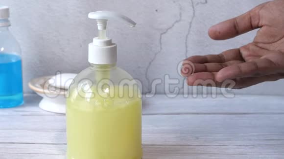 用肥皂洗手防止电晕病毒视频的预览图