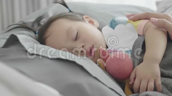 一个可爱的亚洲小宝宝正在快乐地睡觉视频的预览图