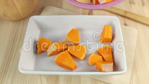 切片的南瓜放在白色的长方形盘子里煮橙烤南瓜健康蔬菜素食者食品关闭视频的预览图