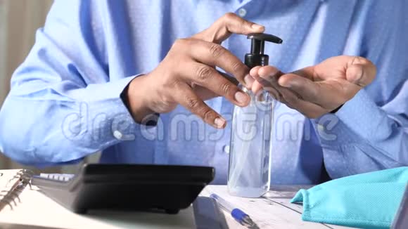 商人手使用洗手液凝胶分配器视频的预览图